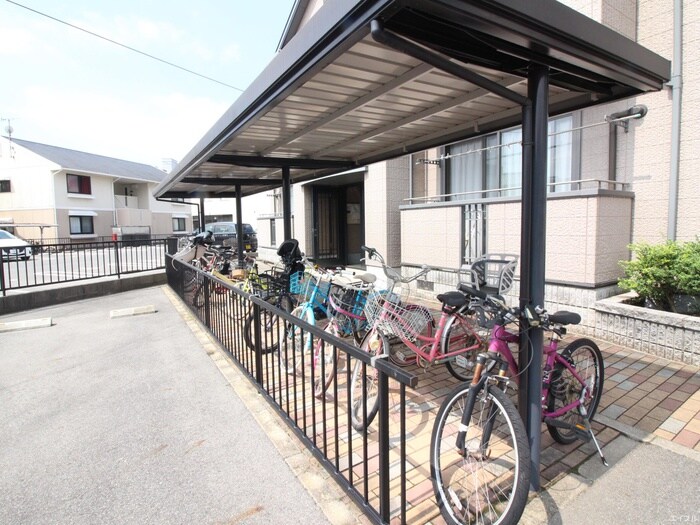 物件外観写真4　(駐輪場)