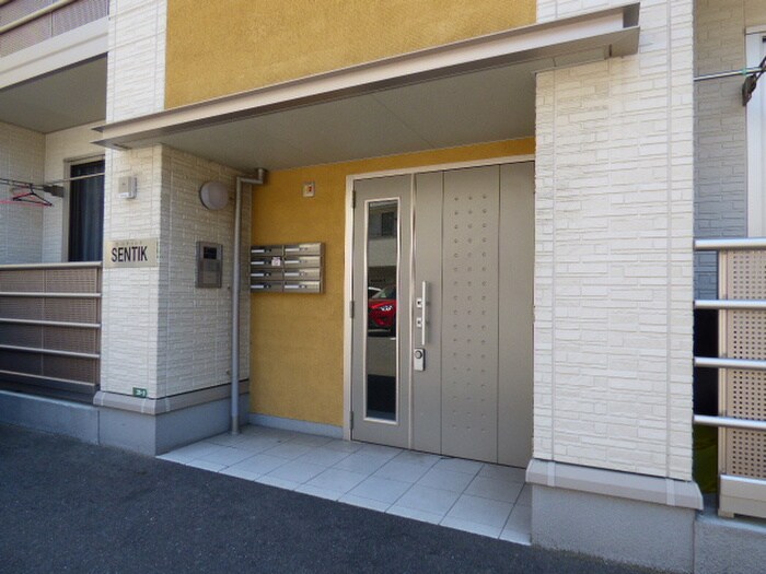 物件外観写真3　(エントランス部分)