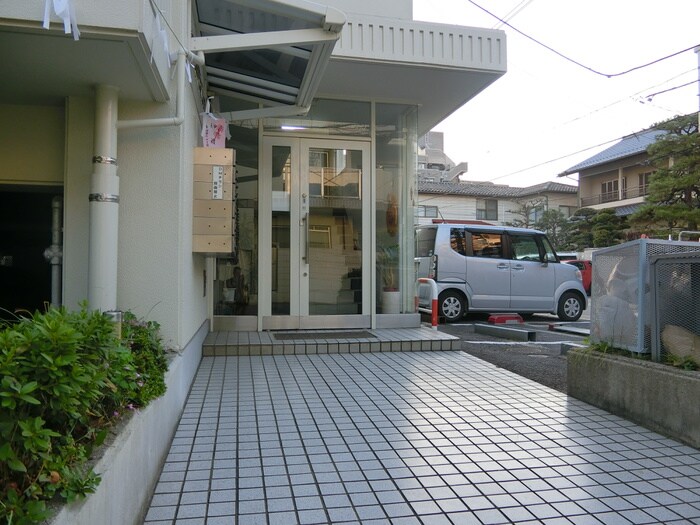 物件外観写真2　(エントランス部分)
