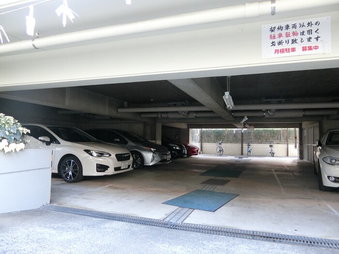 物件外観写真3　(駐車場)