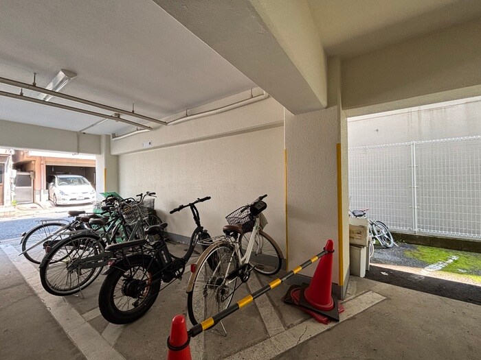 物件外観写真4　(駐輪場)