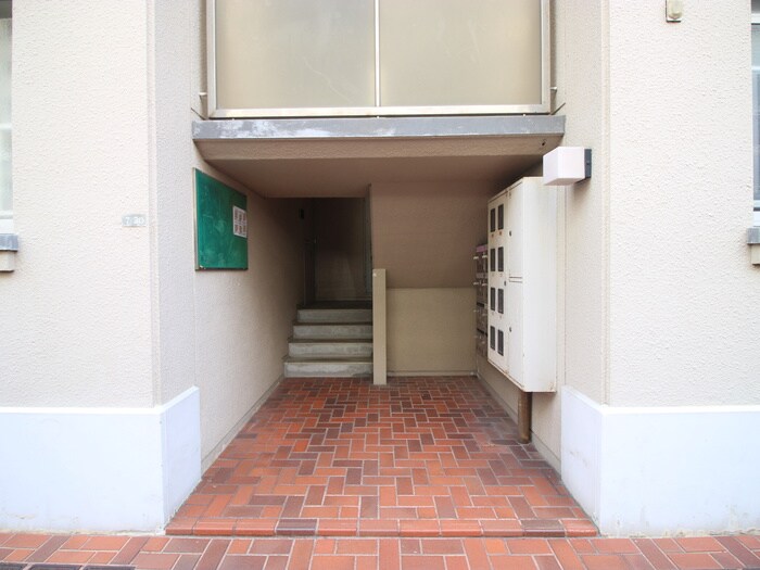 物件外観写真3　(エントランス部分)