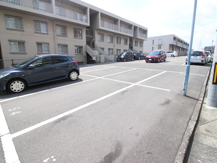 物件外観写真4　(駐車場)