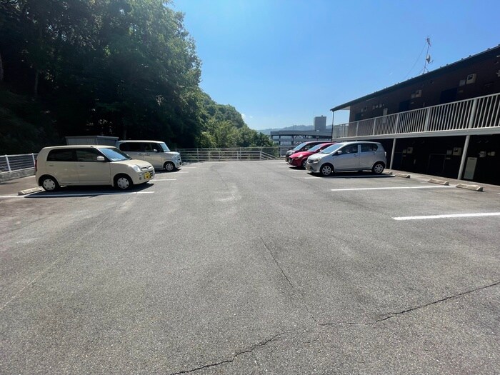 物件外観写真4　(駐車場)
