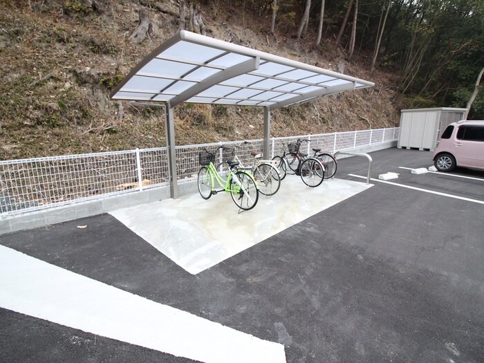 物件外観写真5　(駐輪場)