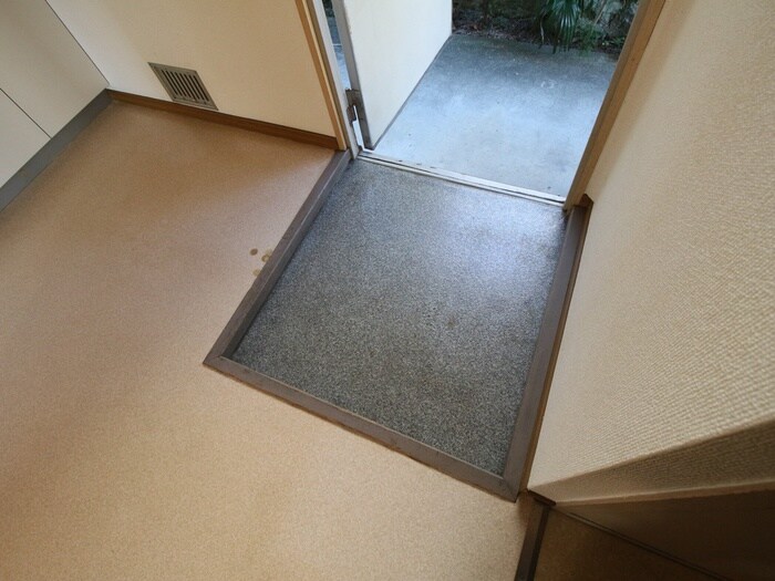 物件内観写真10　(玄関)