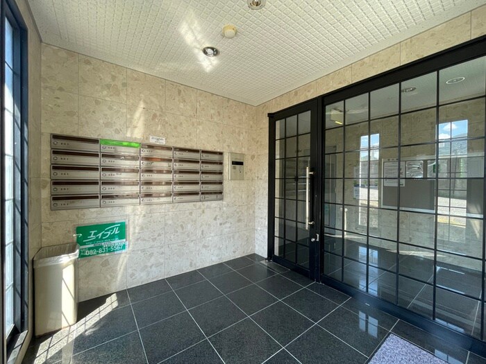 物件外観写真3　(エントランス部分)