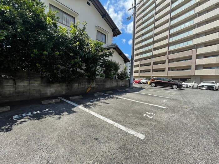 物件外観写真6　(駐車場)