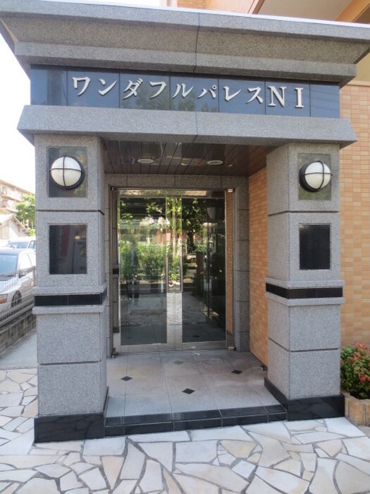 物件外観写真3　(エントランス部分)