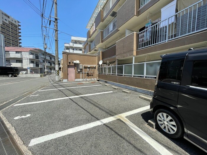 物件外観写真4　(駐車場)