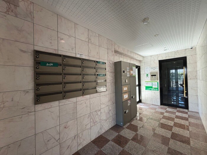 物件外観写真3　(エントランス部分)