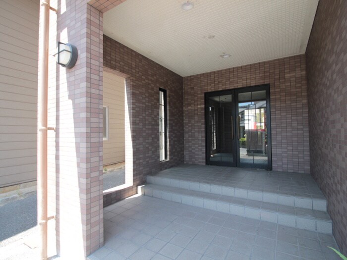 物件外観写真2　(エントランス部分)
