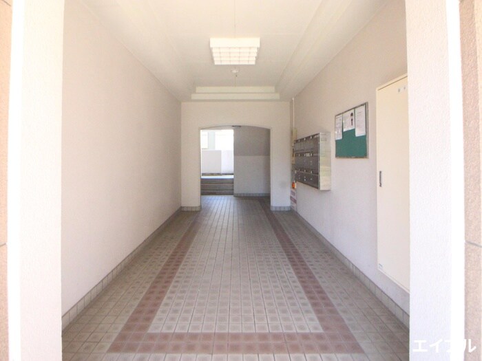 物件外観写真4　(エントランス部分)