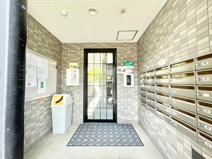 物件外観写真2　(エントランス部分)