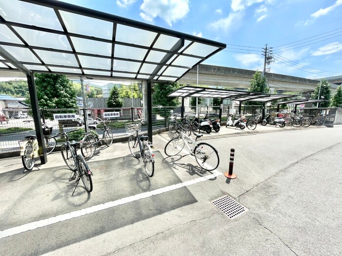 物件外観写真4　(駐輪場)