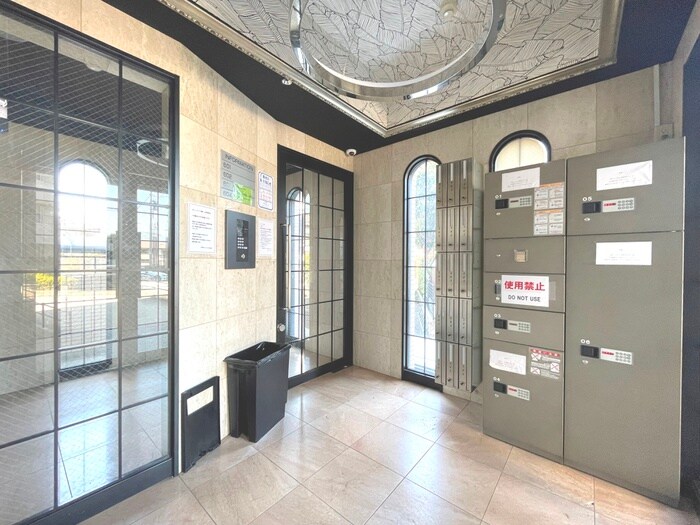 物件外観写真6　(エントランス部分)