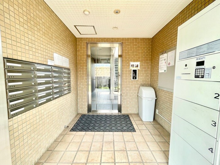 物件外観写真3　(エントランス部分)