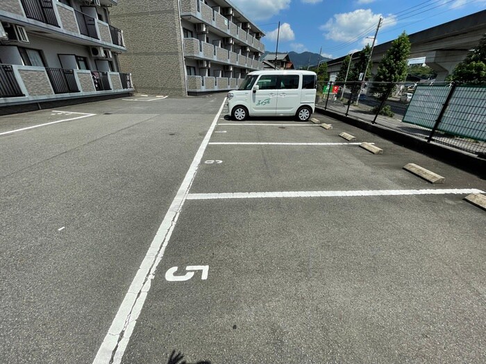 物件外観写真5　(駐車場)