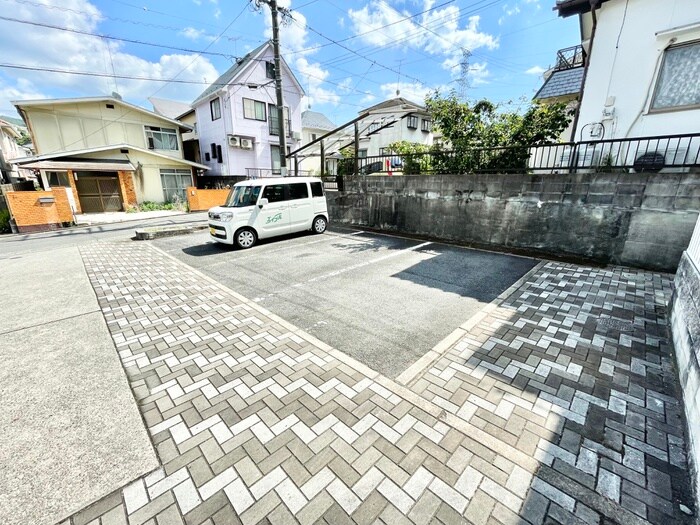 物件外観写真3　(駐車場)