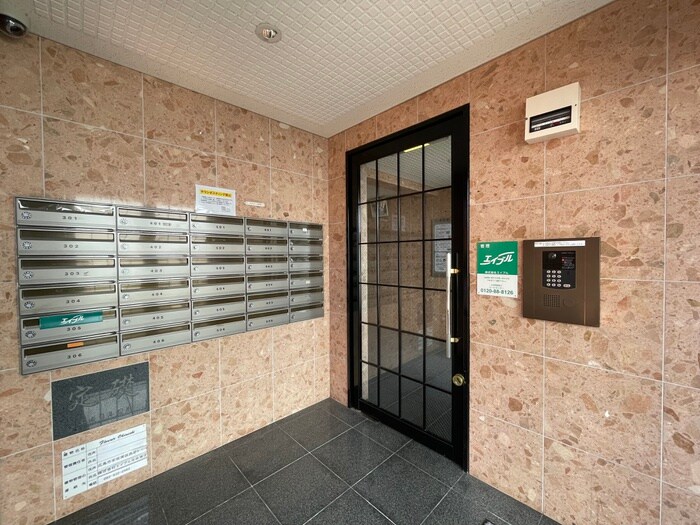 物件外観写真2　(エントランス部分)