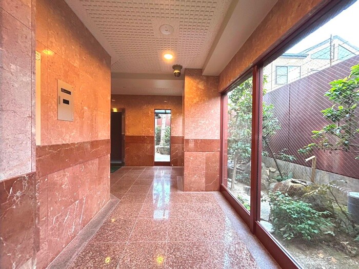 物件外観写真2　(エントランス部分)