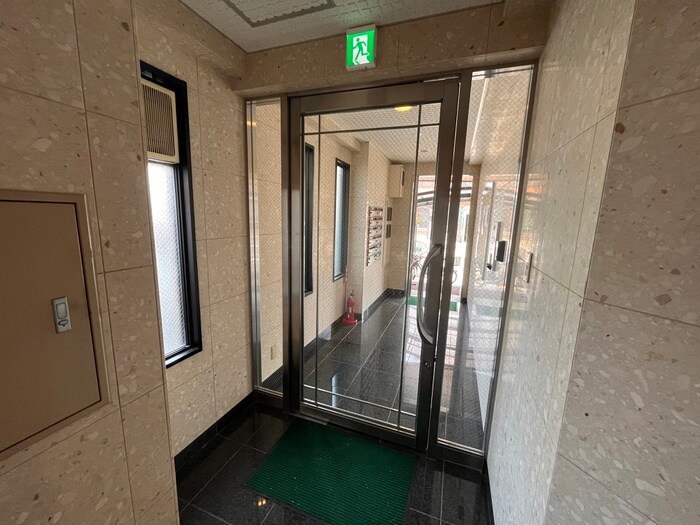 物件外観写真4　(エントランス部分)
