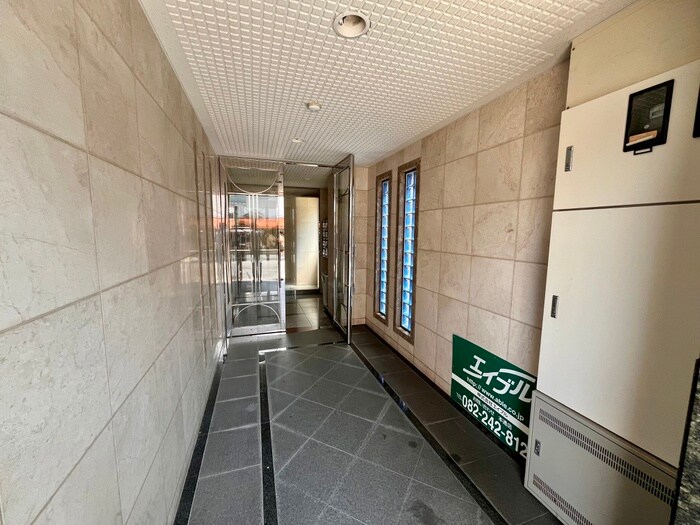 物件外観写真5　(エントランス部分)