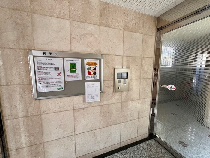 物件外観写真6　(エントランス部分)