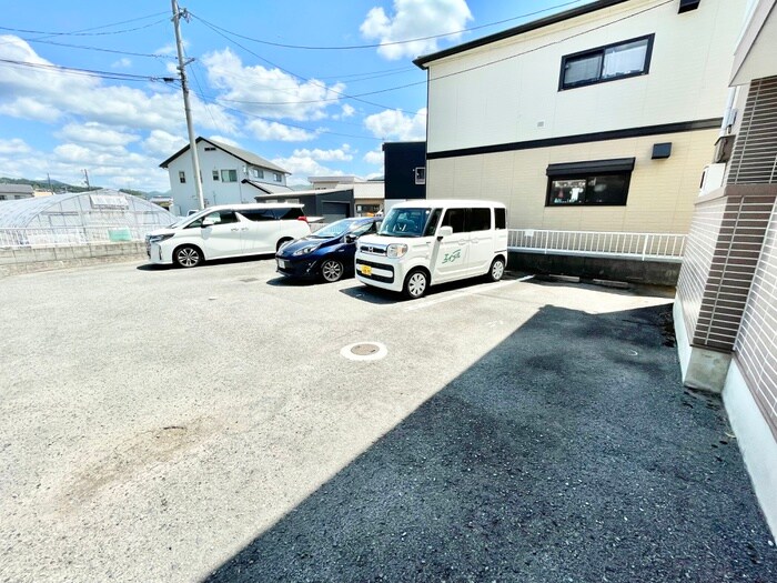 物件外観写真4　(駐車場)