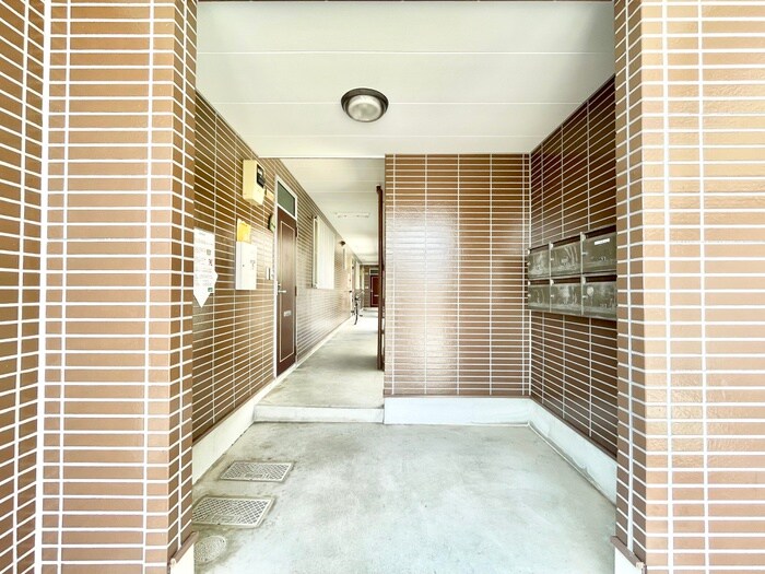 物件外観写真5　(エントランス部分)