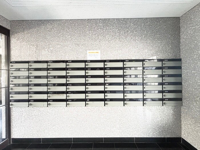 物件外観写真4　(エントランス部分)