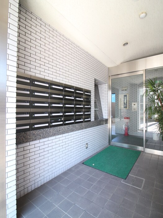 物件外観写真4　(エントランス部分)