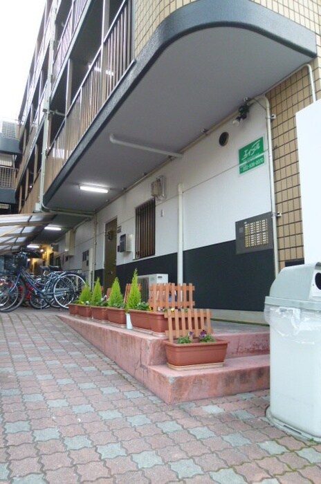 物件外観写真3　(エントランス部分)