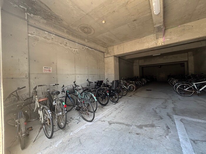 物件外観写真4　(駐輪場)
