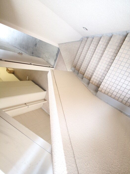 物件外観写真6　(エントランス部分)