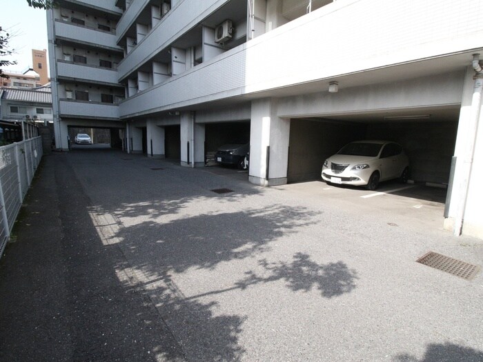 物件外観写真4　(駐車場)