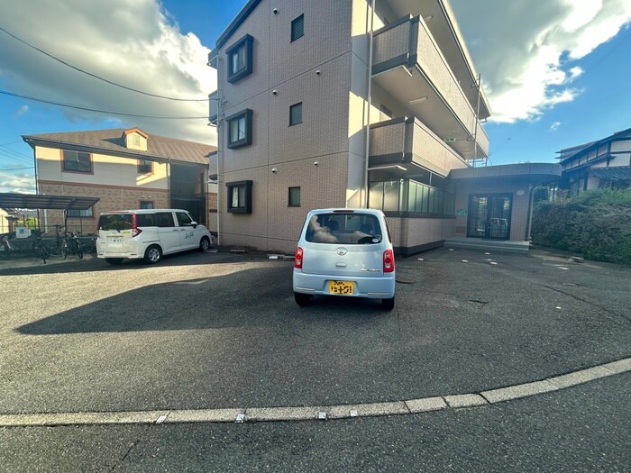 物件外観写真4　(駐車場)