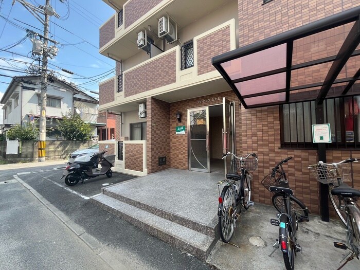 物件外観写真2　(エントランス部分)