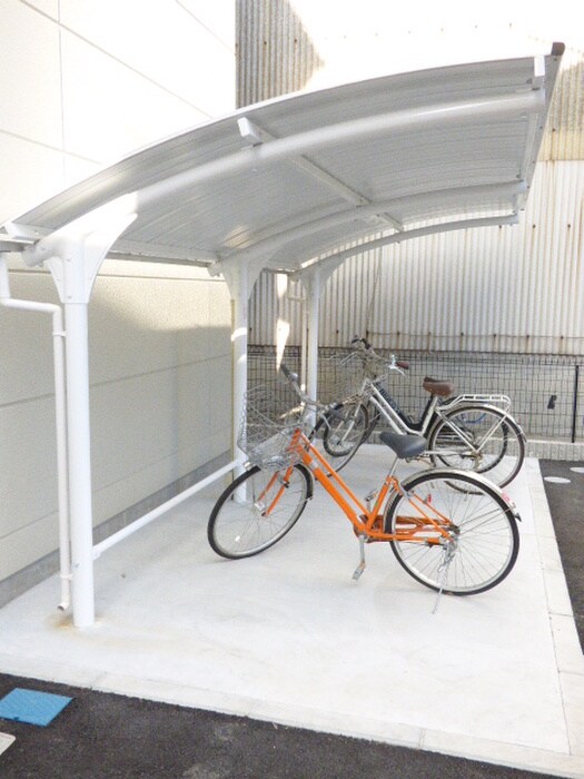 物件外観写真4　(バイク置き場)