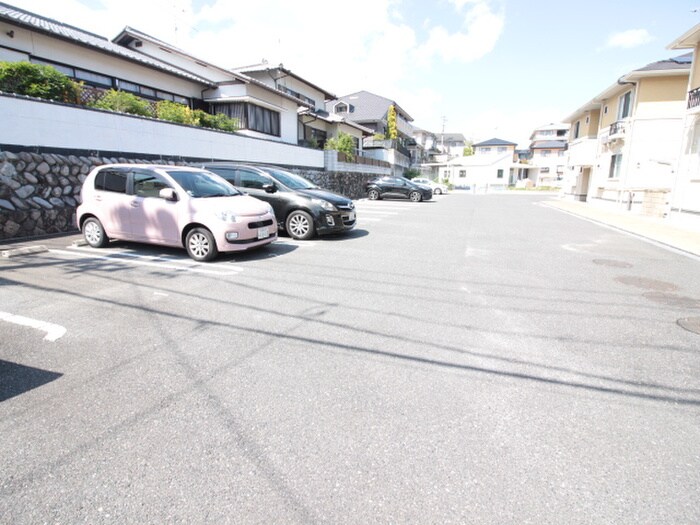 物件外観写真2　(駐車場)