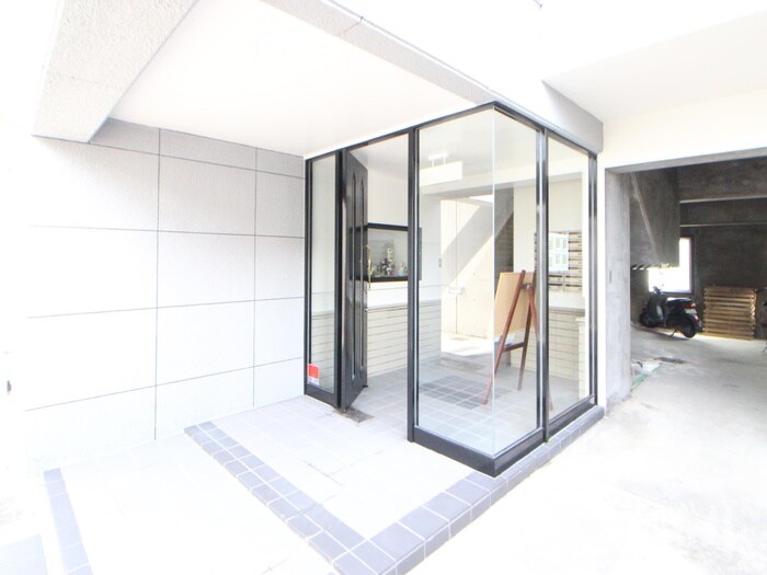 物件外観写真2　(エントランス部分)