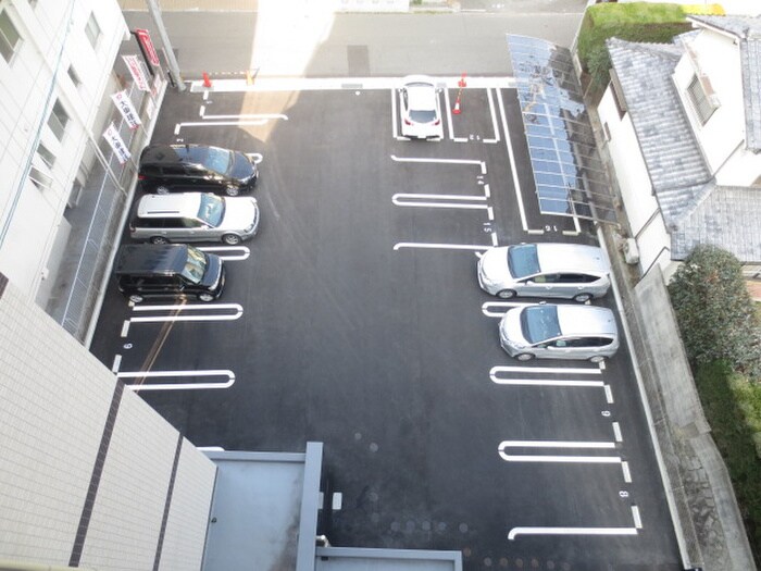 物件外観写真5　(駐車場)