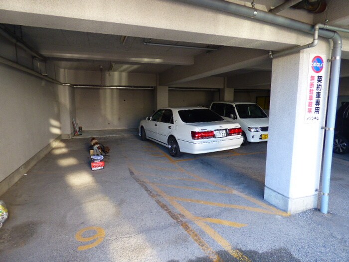 物件外観写真2　(駐車場)