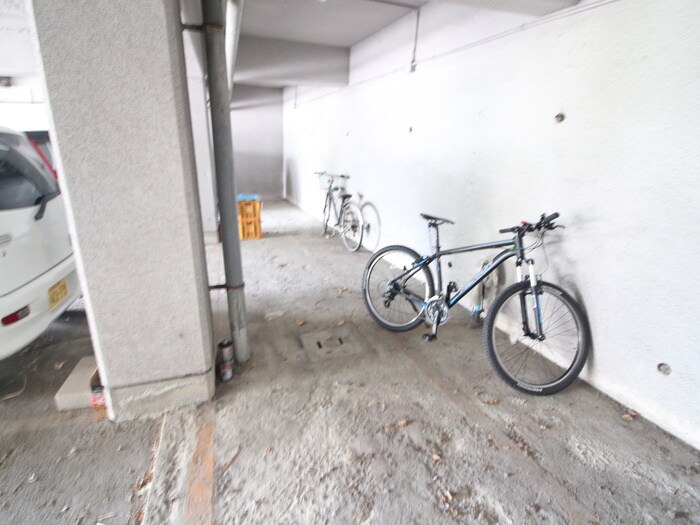 物件外観写真5　(駐輪場)
