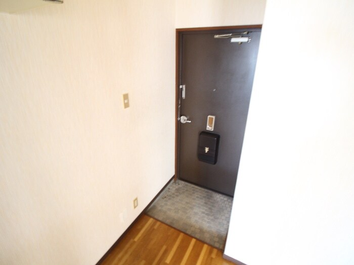 物件内観写真12　(玄関)