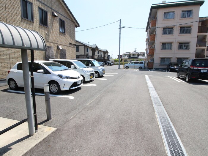 物件外観写真3　(駐車場)