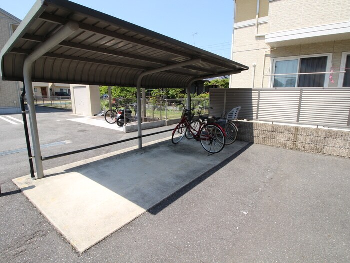 物件外観写真5　(駐輪場)