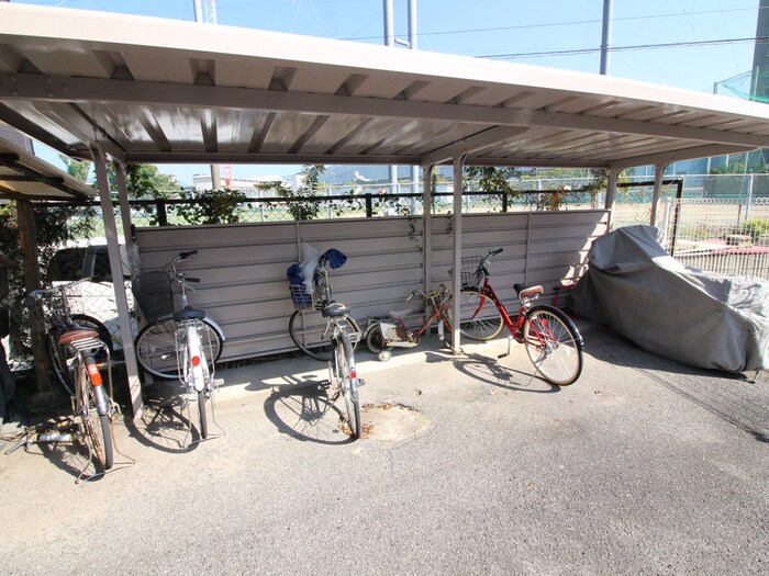 物件外観写真3　(駐輪場)