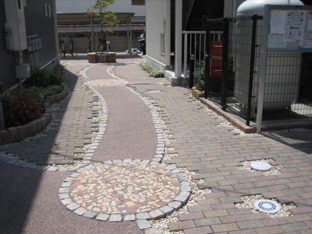 物件外観写真2　(エントランス部分)