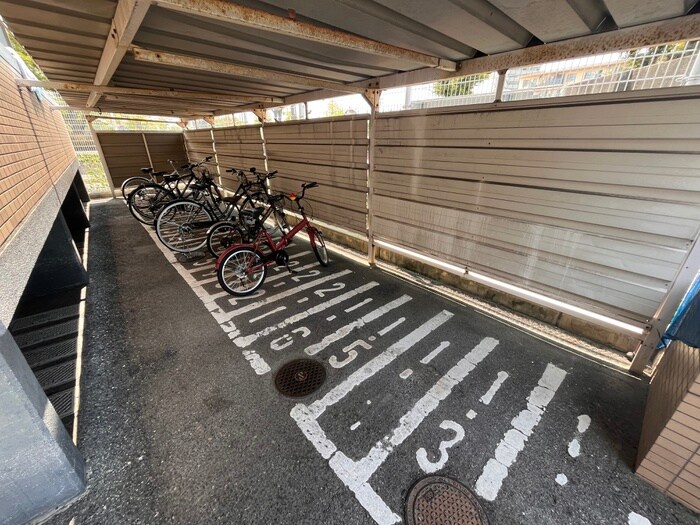 物件外観写真4　(駐輪場)